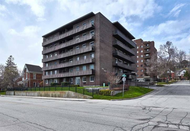 2 Albert St- Barrie- Ontario L4M3S4, 2 Bedrooms Bedrooms, 5 Rooms Rooms,2 BathroomsBathrooms,Condo Apt,Sale,Albert,S4744240